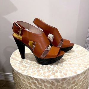 Michael Kors Platform Heel Open Toe
Strappy-Saddle